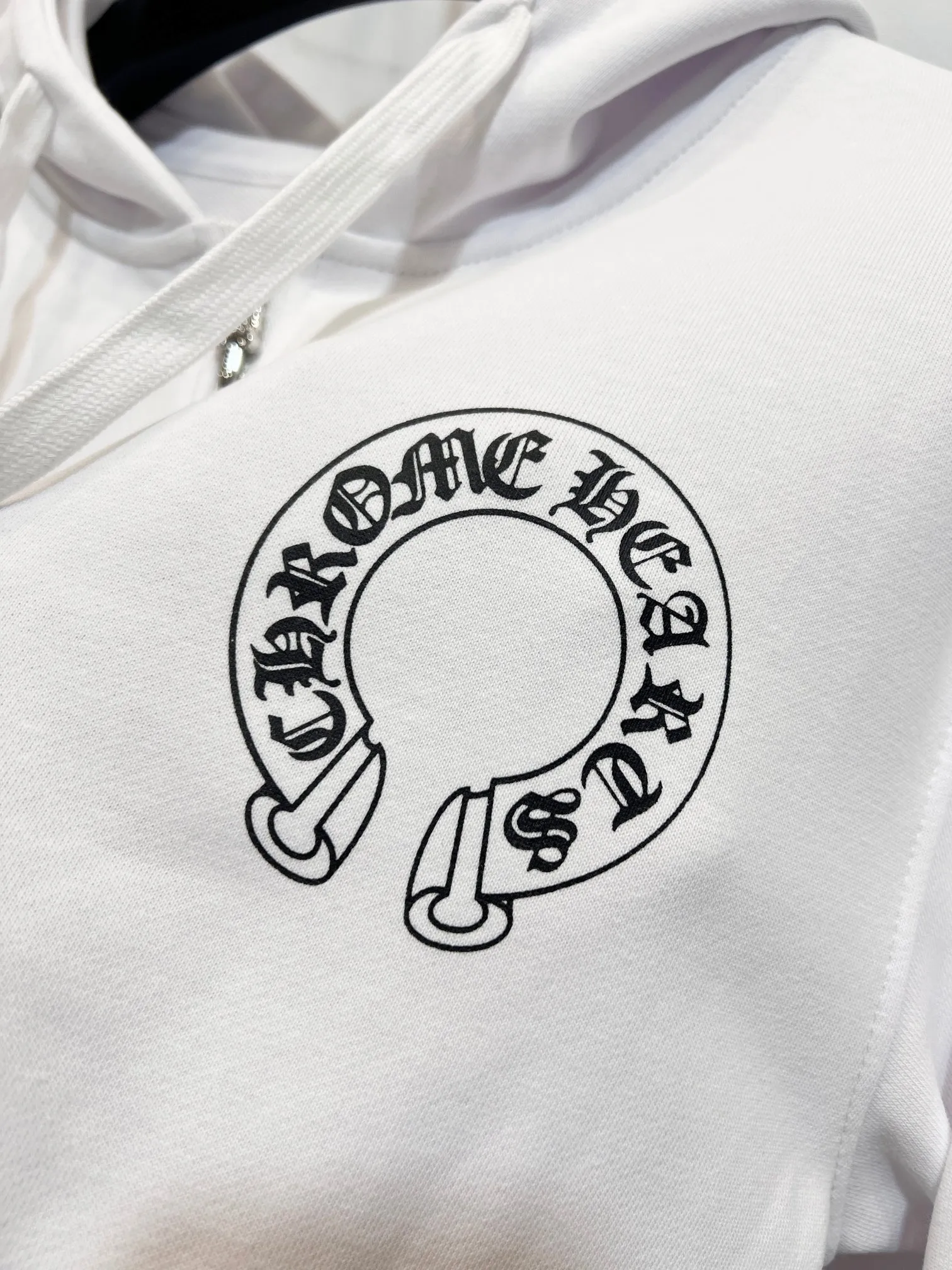 P260 (high quality) Style number: (G002) ChromeHearts 25 early autumn floral arm horseshoe hooded sweatshirt Sanskrit letter rattan flower cross horseshoe hooded sweatshirt The fabric is made of 440g pure cotton terry with matching threads Imported printing Original customization Hardware Color: White Size: S-XL